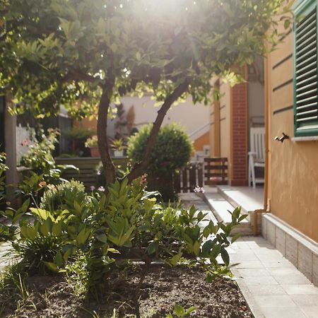 Rare Durres Apartment With Private Parking & Garden Eksteriør billede