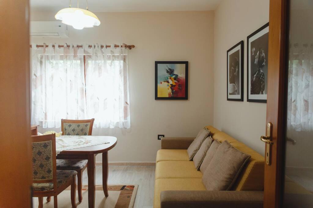 Rare Durres Apartment With Private Parking & Garden Eksteriør billede