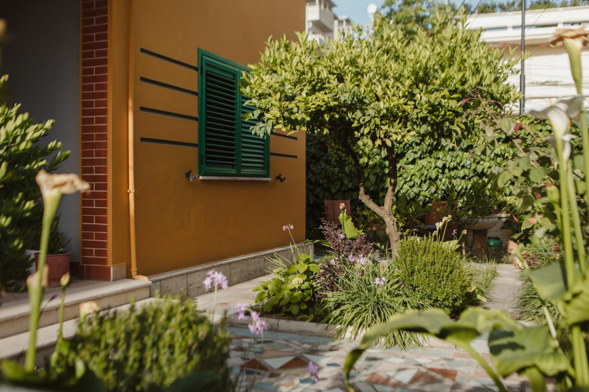 Rare Durres Apartment With Private Parking & Garden Eksteriør billede